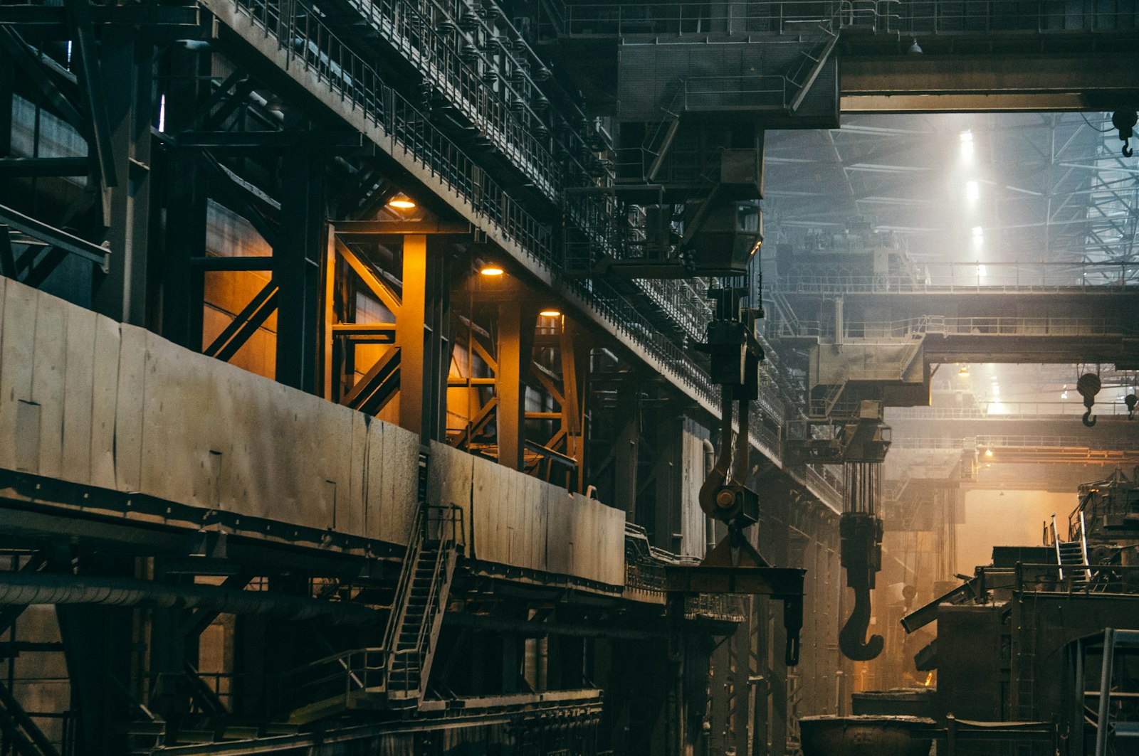 Produktionshalle eines metallverarbeitenden Betriebs